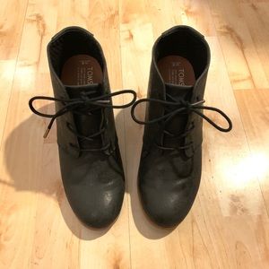Toms heeled booties in black